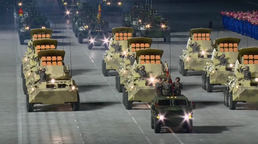 深夜朝鲜阅兵吓到我！信息量最大！没了弹簧步，满屏火箭炮和高仿美国M1坦克