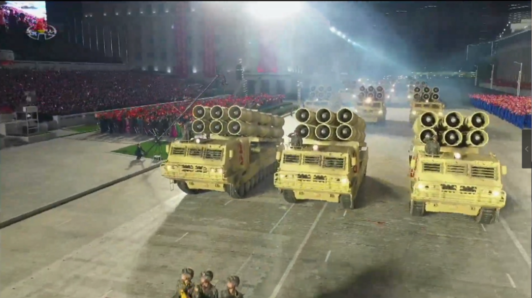 深夜朝鲜阅兵吓到我！信息量最大！没了弹簧步，满屏火箭炮和高仿美国M1坦克