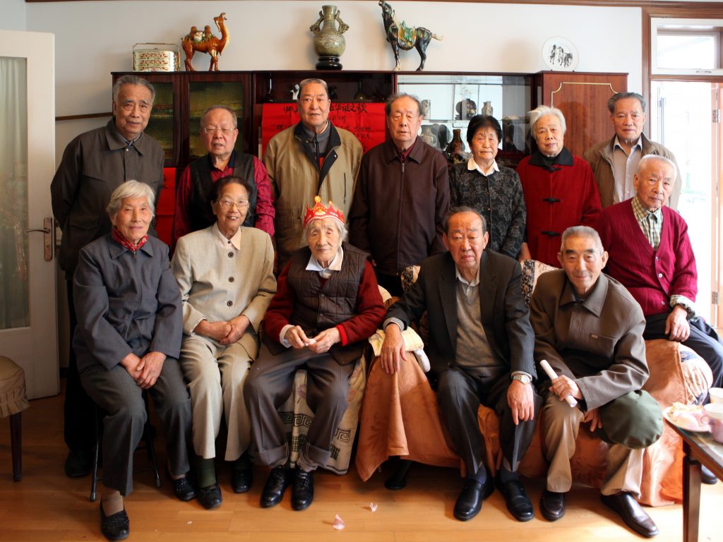 与太行联中的学生们过95周岁生日。