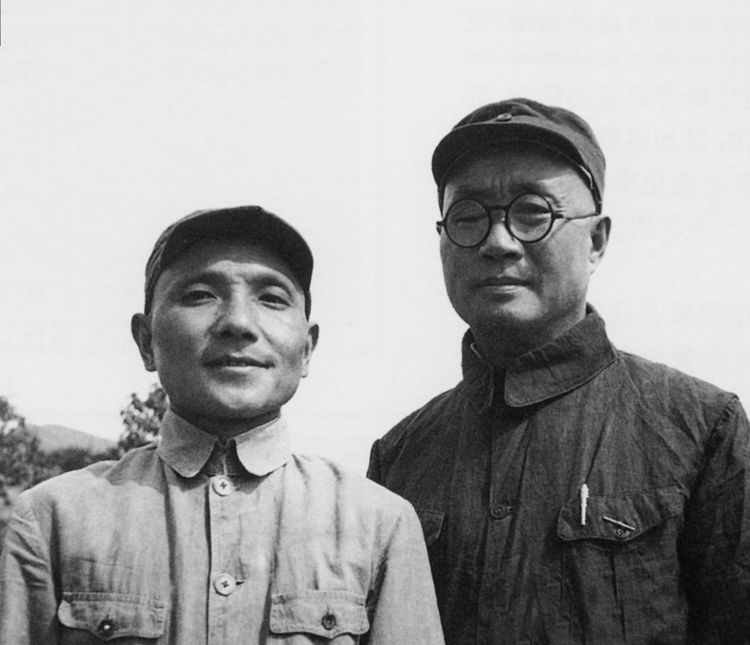 八路军129师师长刘伯承（右）和政委邓小平（左）在涉县赤岸村的合影。