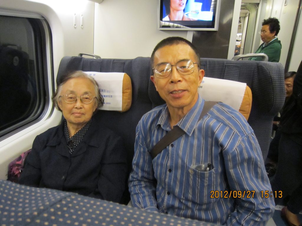 2012年9月27日，王延（右）陪同左太北去山西太原。
