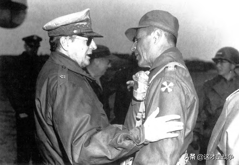 1951年4月3日，麦克阿瑟和李奇微在朝鲜战场最后一次会面