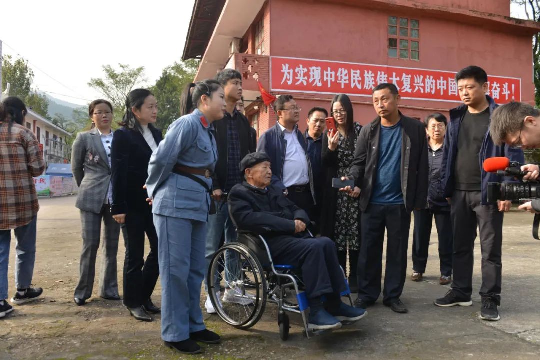 轮椅上站起来！时隔85年，103岁老红军回来了！