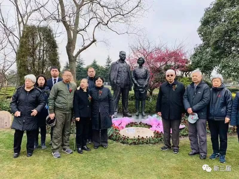 逝者丨陈小鲁去世周年长眠上海，雕像日前揭幕