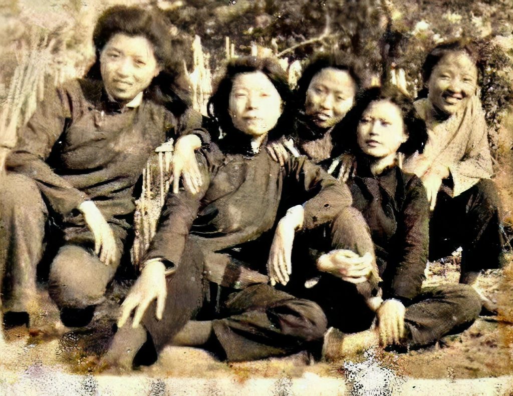 冯健与战友们在一起。左起：冯健、周波、杨瑾、朱慈慧、王静溪。