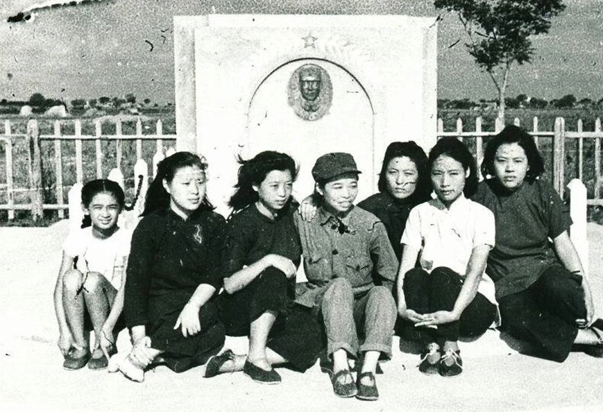 冯健与战友们在彭雪枫同志墓前。左二起：俞剑琴、冯健、邱一涵、路慧明、林颖（彭雪枫夫人）。