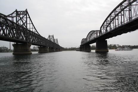 左为安东鸭绿江上桥，右为下桥（断桥）。