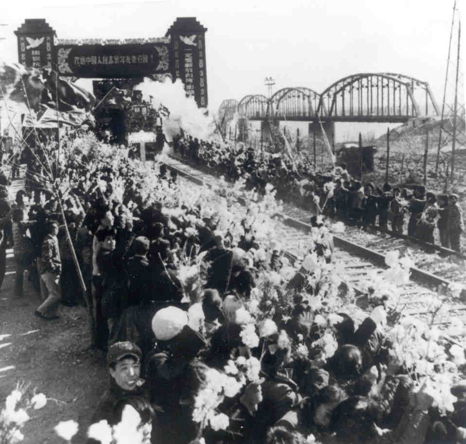 志愿军归国列车通过安东鸭绿江上桥。