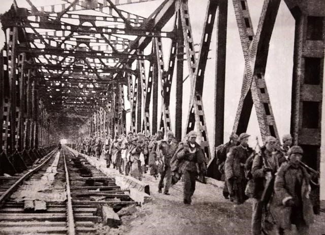 志愿军第15军44师130团一部在安东上桥跨过鸭绿江。