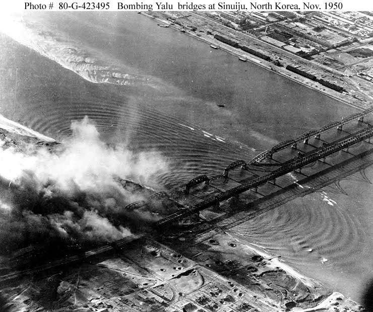 美机轰炸安东鸭绿江大桥。