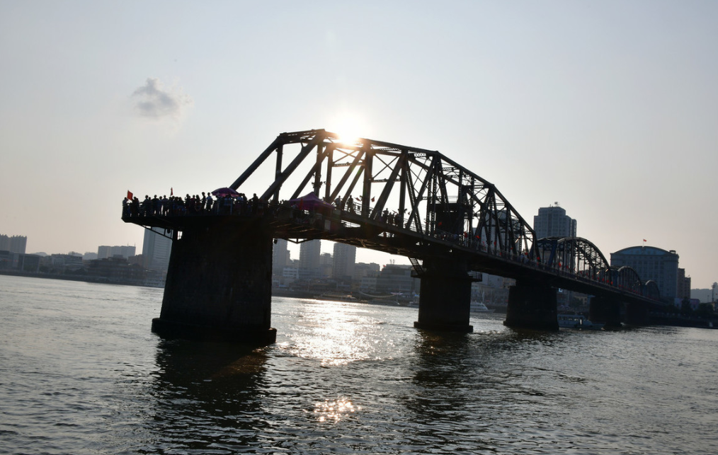 被美机炸断的安东鸭绿江铁路桥下桥。