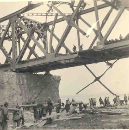 铁路职工正在抢修安东鸭绿江上桥。