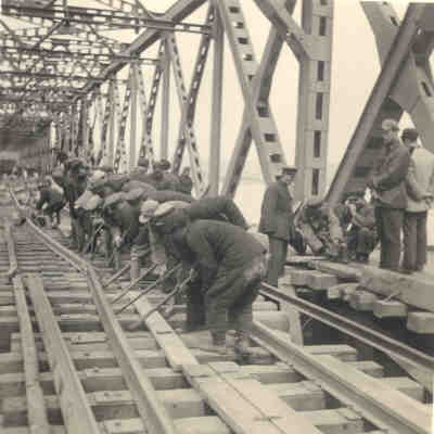 铁路职工正在抢修安东鸭绿江上桥。