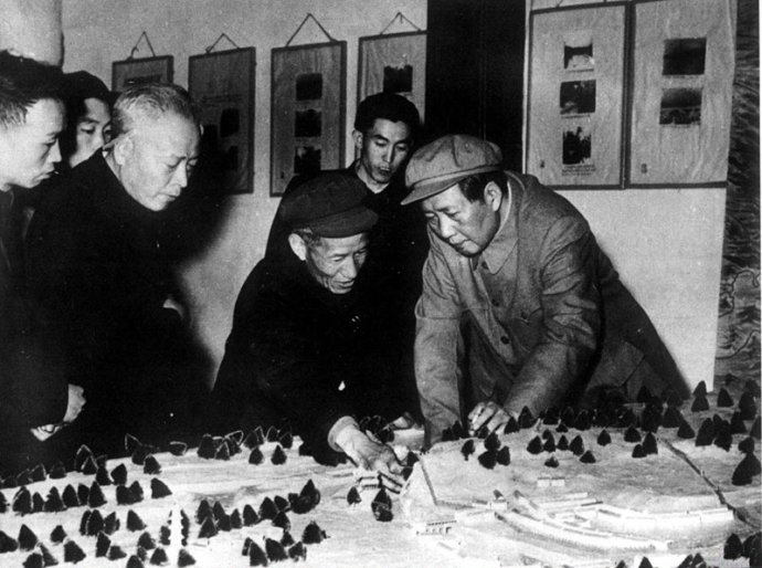 1958年3月21日,毛泽东主席在四川省灌县观看都江堰水利枢纽规划工程模型（图片来自网络）