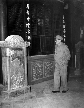 1958年3月7日，毛泽东主席在四川成都参观杜甫草堂（图片来自网络）