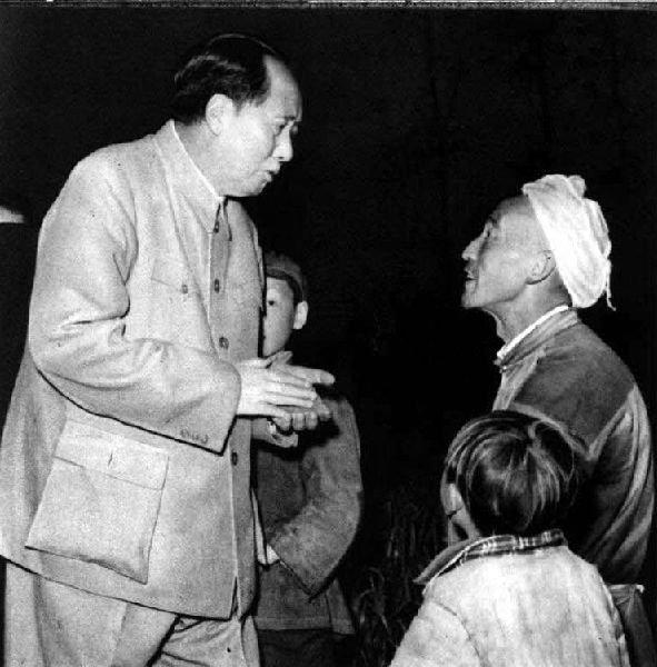 1958年3月，毛泽东主席在四川成都郊区视察时与农民高勃然亲切谈话（图片来自网络）