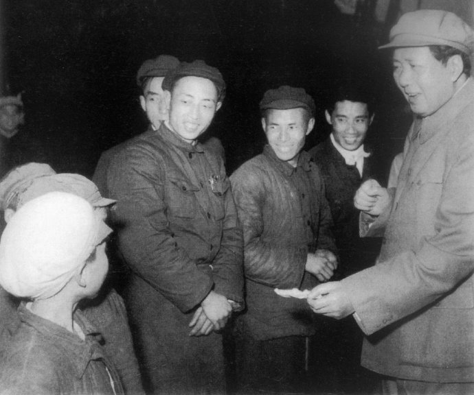 1958年3月，毛泽东主席视察四川农村卫生工作时，拿着蟑螂标本，问娃娃们认识不认识（图片来自网络）