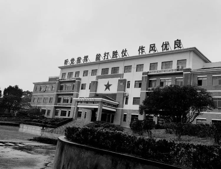 在部队大操场看跑片...