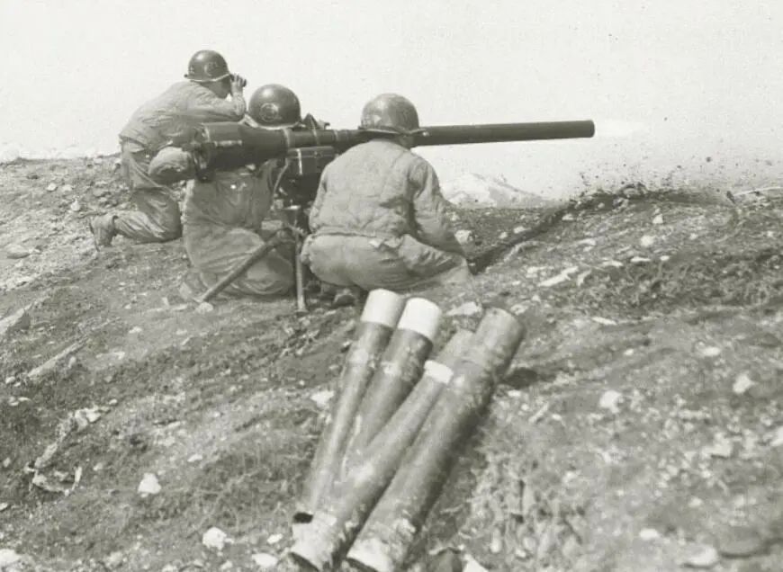 志愿军白天行军，美军发现后炮击：炮管融化才准停，荷兰营遭殃
