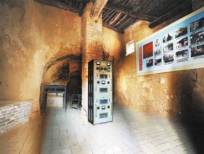 沙河村的陕北新华广播电台播音窑洞内展示的播音设备。