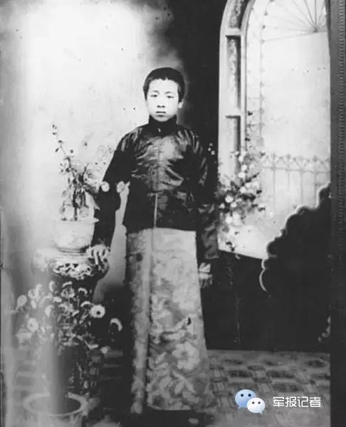 1912年周恩来在沈阳东关模范学校读书时留影。