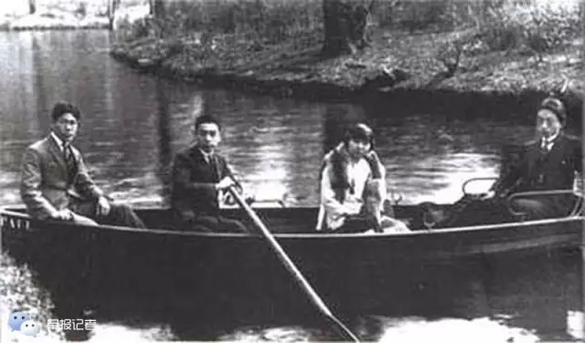 1921年春，周恩来加入中国共产党。这是他和入党介绍人张申府（右一）、刘清扬在柏林万赛湖。左一为赵光宸。