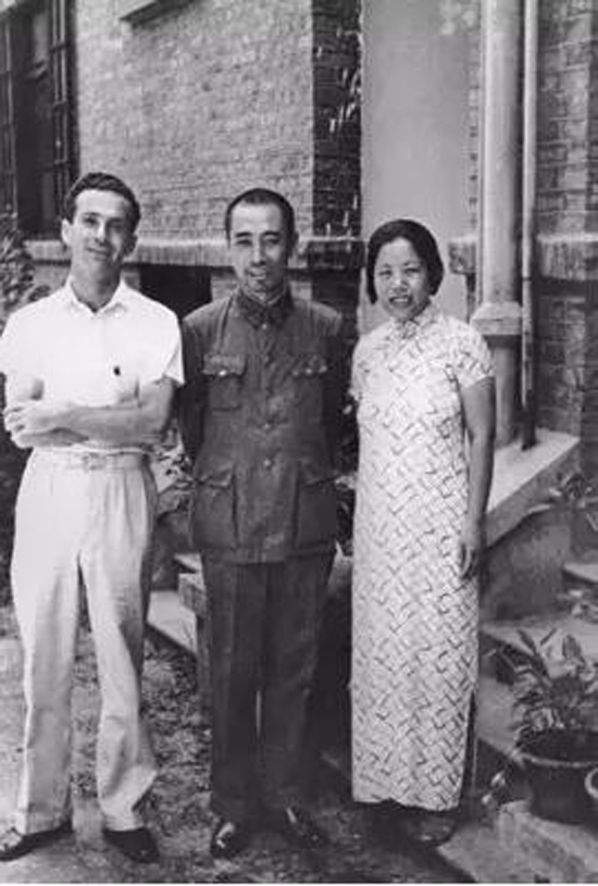 1938年夏，周恩来夫妇武汉会见美国记者和作家、《西行漫记》作者埃德加·斯诺