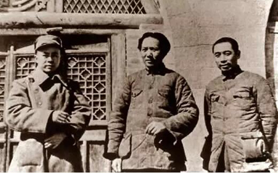 1938年毛泽东、周恩来、任弼时在延安