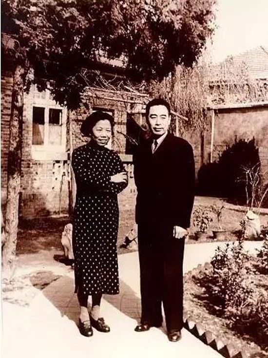 1946年5月中共代表团到达南京。周恩来夫妇在代表团驻地梅园新村30号院