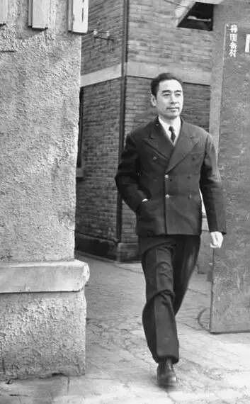 1946年5月周恩来在南京梅园新村。