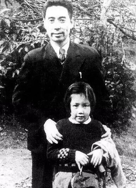 1946年周恩来与叶挺之女叶扬眉在重庆