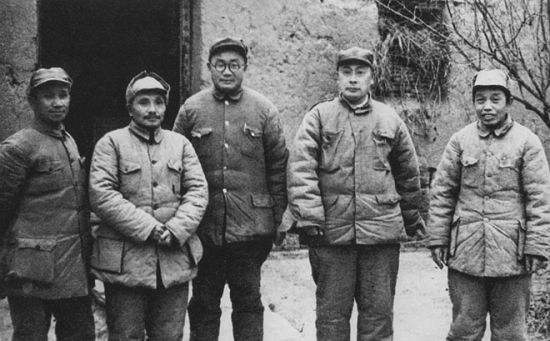 1948年，刘伯承与陈毅、粟裕、邓小平等指挥淮海战役