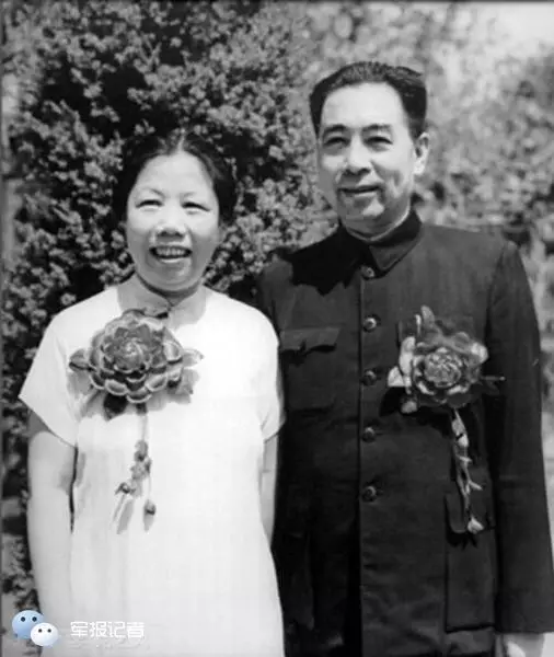 1950年8月周恩来与邓颖超结婚25周年纪念照。