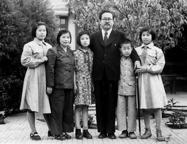 1950年，任弼时一家。左起：任远志、母亲陈琮英、任远芳、父亲任弼时、任远远和任远征。