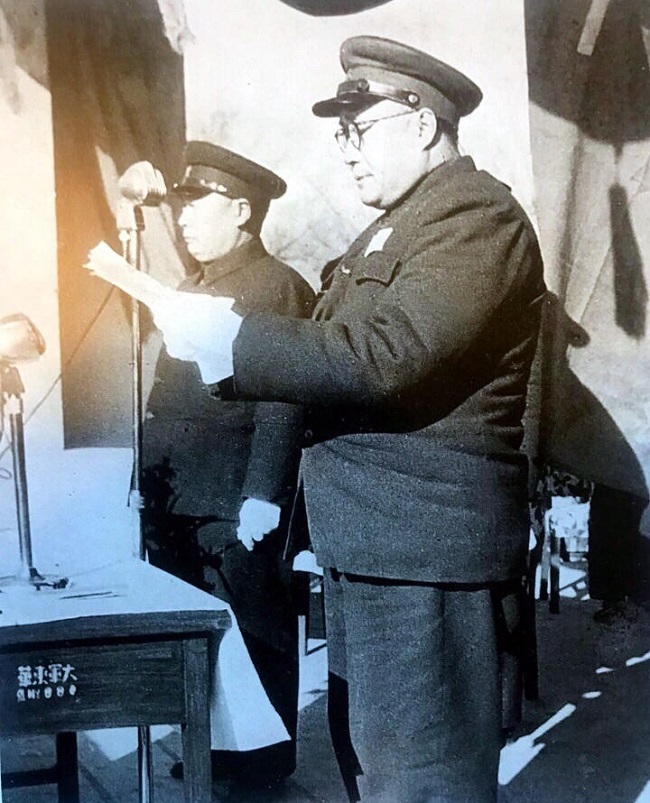 1951年1月15日，军事学院正式成立，刘伯承院长主持成立典礼并致辞。左为中央军委代表陈毅。