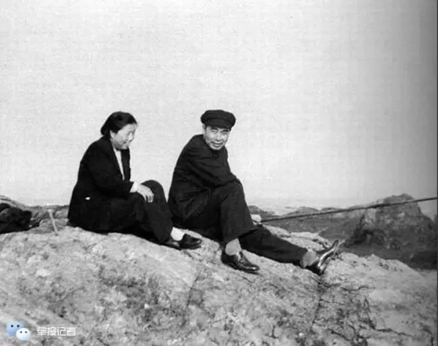 1951年5月周恩来与邓颖超在大连海滨。