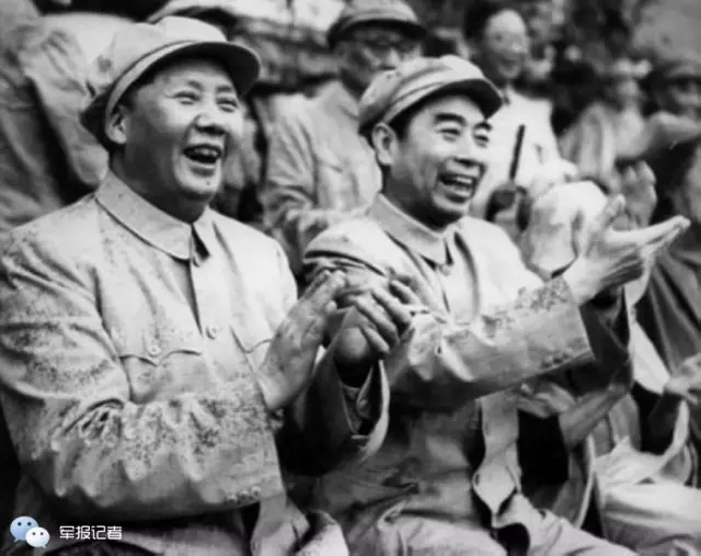 1952年8月，周恩来与毛泽东在北京先农坛体育场观看解放军体育运动会的比赛。