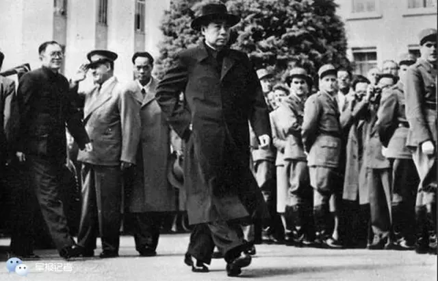 1954年4月，周恩来总理步入日内瓦会议会场，代表新中国第一次出现在国际舞台，他的步履坚定，神情沉稳，形象英俊，让西方世界为之震动。