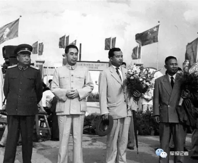 1956年8月周恩来与彭德怀在北京机场迎接老挝首相富马亲王访华。