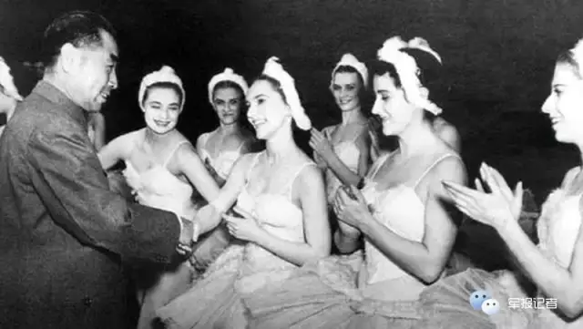 1957年周恩来在莫斯科大剧院感谢参加芭蕾舞“天鹅湖”表演的演员。