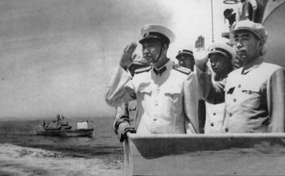 1957年8月，周恩来在海军司令员肖劲光大将陪同下检阅海军北海舰队