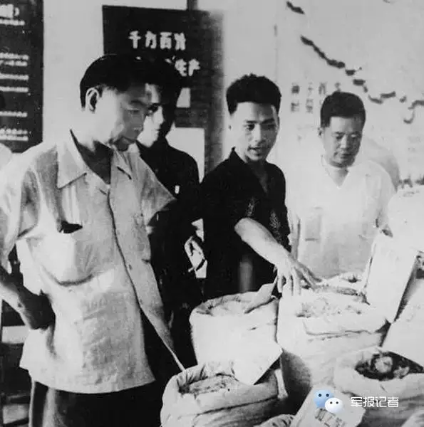 1958年7月周恩来总理视察广东省新会县粮食工作展览会。