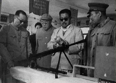 1959年1月，刘伯承与贺龙、聂荣臻在某部视察