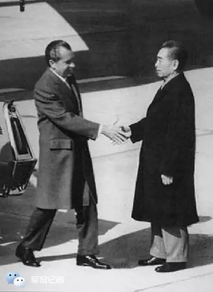 1972年2月，周恩来在机场迎接美国总统尼克松。这是美国有史以来第一位出访未建交国家的总统。