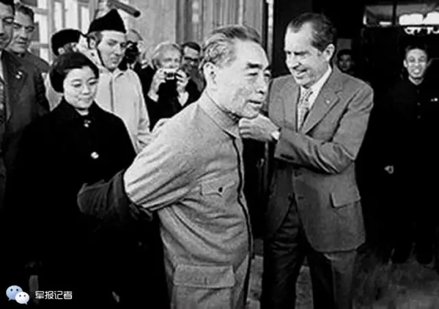 尼克松亲自为周总理脱大衣。