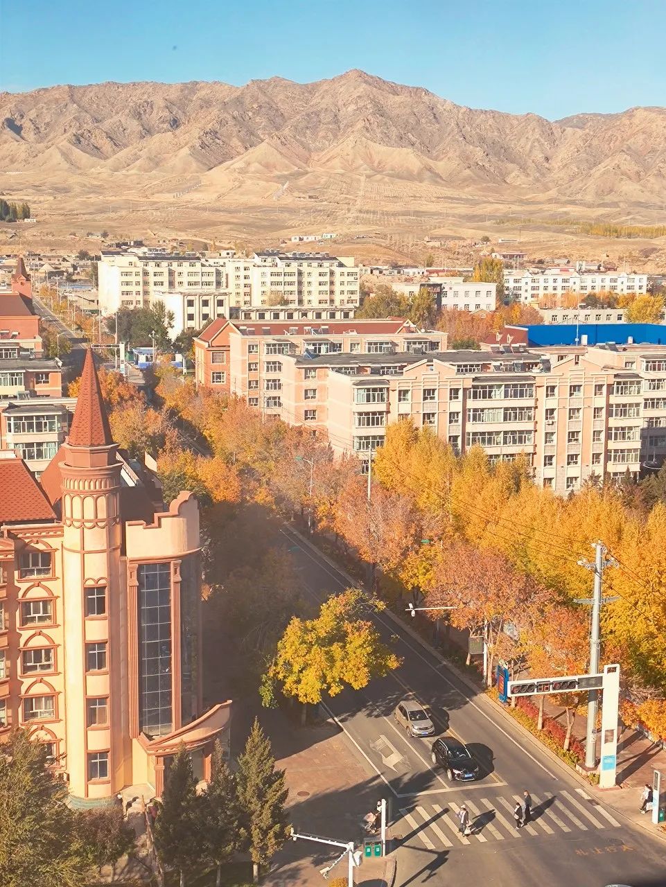 中国新疆曾“消失”的传奇小镇，因春晚重新爆火，代号“111”，竟比喀纳斯还惊艳！