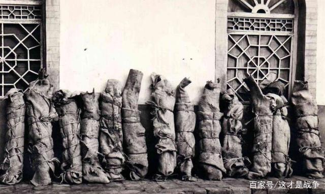 被马家军杀害的西路军将士，尸体被毛毯包裹送去南京