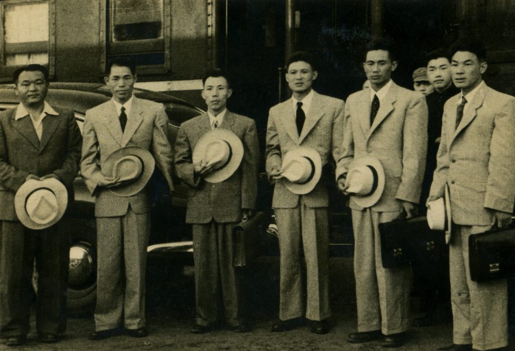 1950年7月10日柴成文（左2）等驻朝鲜大使馆外交官到达平壤车站