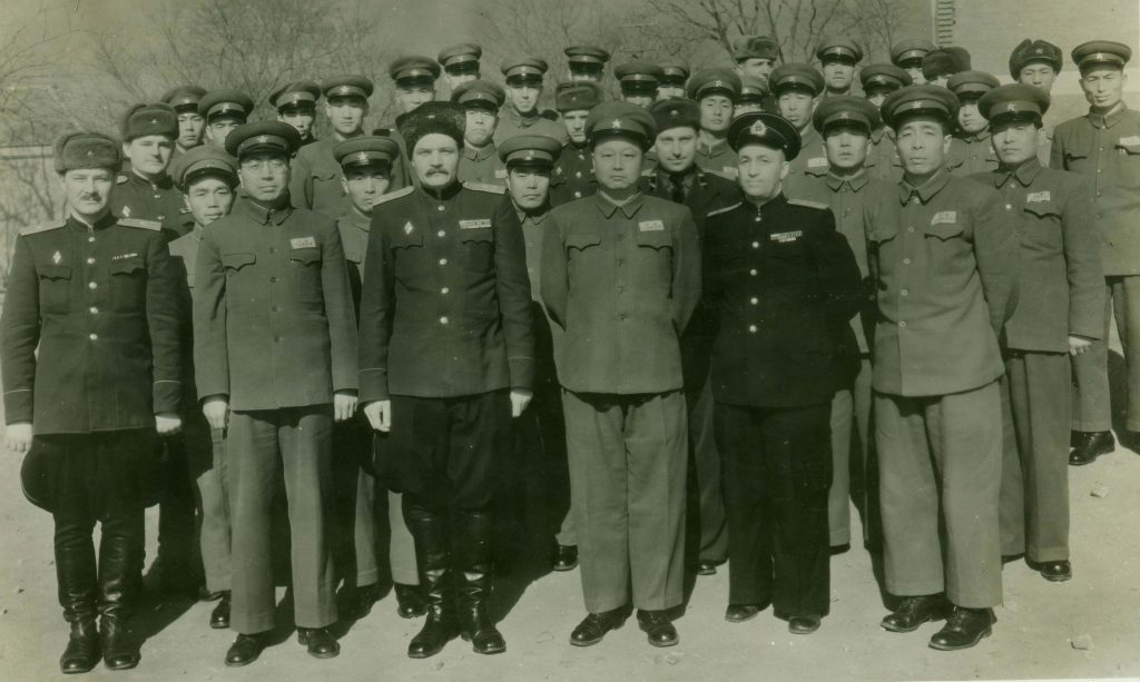 1953年5月江涛（右1）崔醒农（左2）在志司与社会主义阵营军事代表团