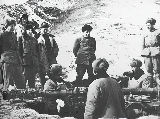彭德怀在朝鲜前线炮兵阵地视察
